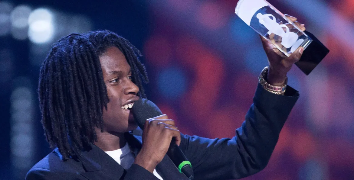 🎶 Surprise à Montréal ! Daniel Caesar a offert un concert improvisé au parc des Hirondelles dimanche soir, accompagné de Mustafa. 🌙✨ #DanielCaesar #Montréal ➡️ Tous les détails dans le premier commentaire !