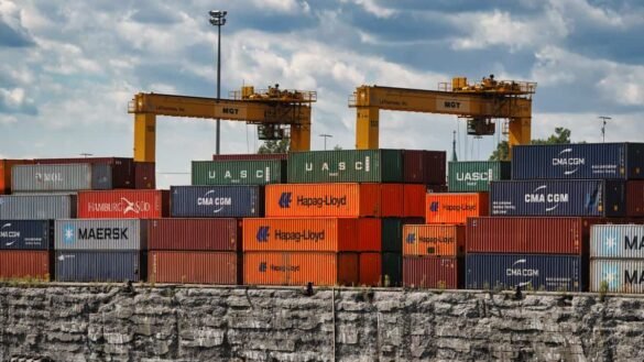 Grève illimitée au port de Montréal dès ce lundi! 🚢 Les détails sur ce conflit qui pourrait perturber les activités portuaires. #ActualitéMTL