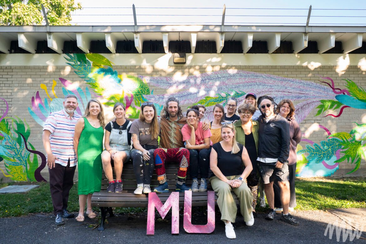 🎨 Nouvelle murale au parc Jarry ! L'artiste Thomas Ouellet a transformé le pavillon des Baigneurs avec une œuvre vibrante. #ArtUrbain #Montréal #ParcJarry #Culture