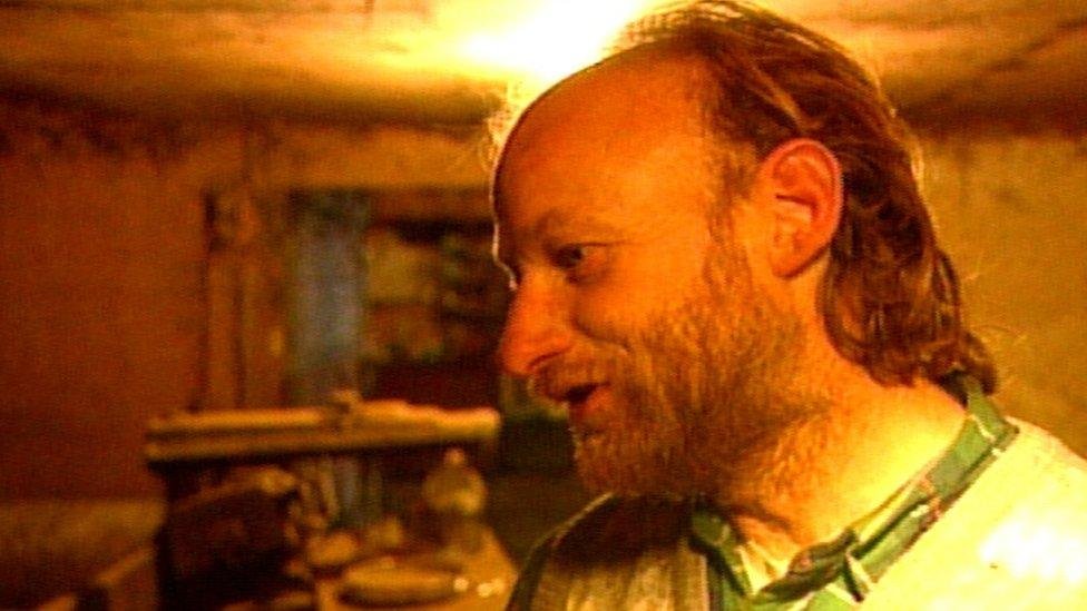 Un détenu plaide coupable au meurtre du tueur en série Robert Pickton Un détenu plaide coupable au meurtre de Robert Pickton. Martin Charest affirme avoir agi « pour les victimes » du tueur en série sans éprouver de remords.