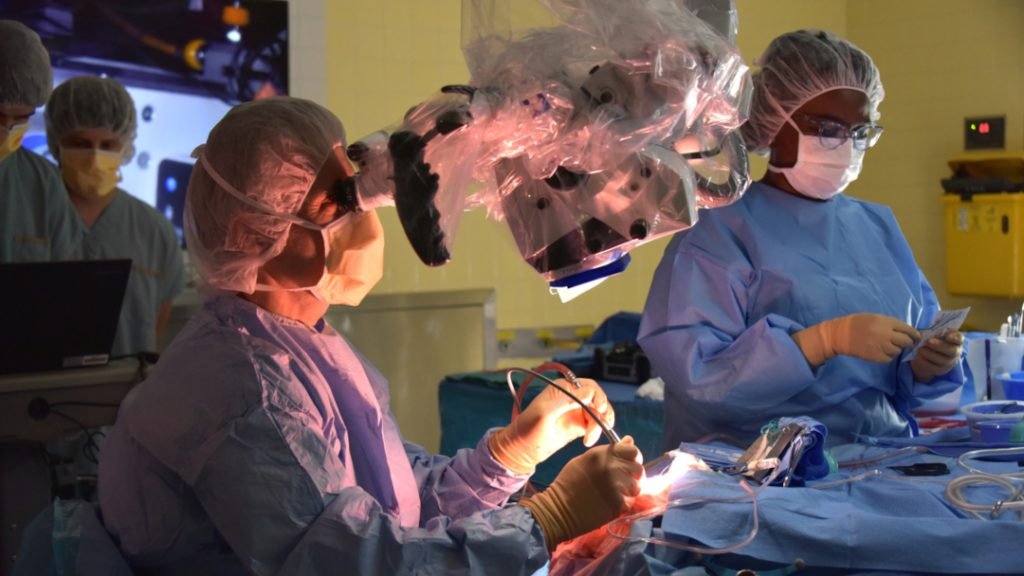 Une première mondiale un outil dIA guide une chirurgie du cerveau en direct au Neuro Une innovation québécoise en IA guide une chirurgie du cerveau en direct au Neuro. L'outil SENTRY™ distingue les tissus cancéreux en temps réel.