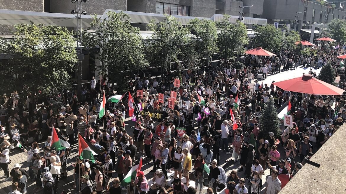 Montréal des centaines de manifestants rassemblés en soutien au peuple de Gaza 🇵🇸 Plusieurs centaines de Montréalais ont défilé à la Place des Arts en soutien au peuple de Gaza, réclamant un embargo sur les armes et des sanctions contre Israël. #Montréal #Gaza #Palestine #514auquotidien